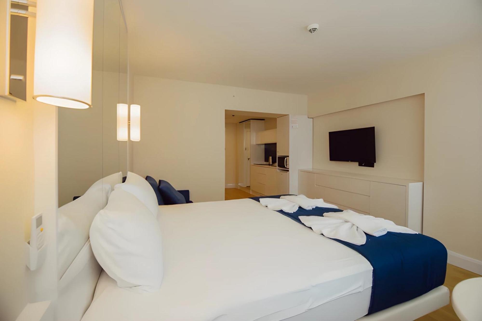 Suites Orbi City Aparthotel 巴统 外观 照片